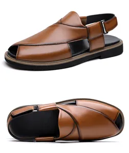 Professionelle Seiten- und Draufsicht auf braune, glänzende Herren-Ledersandalen im Detail