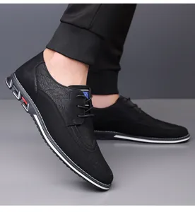 Dettaglio delle scarpe casual da uomo in pelle nera con elegante design stringato
