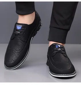 Vista dettagliata delle scarpe da lavoro nere da uomo con suole antiscivolo