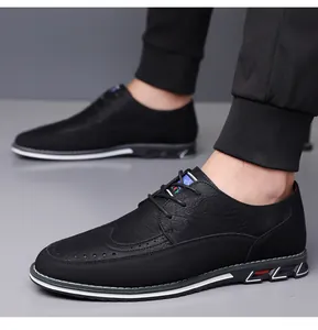 Dettaglio di scarpe casual da uomo nere con suola antiscivolo e finitura elegante