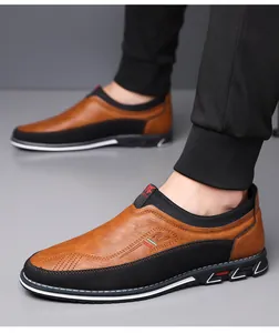 Dettaglio ravvicinato di scarpe casual da uomo in pelle marrone e nera con suola antiscivolo