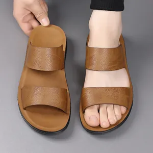 Sandales de plage marron pour hommes avec deux brides et semelle souple antidérapante.
