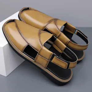 Stilvolle Herren-Sandalen aus glänzendem Leder im britischen Design.