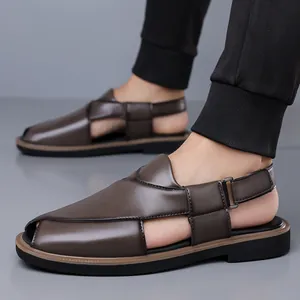 Atmungsaktive Herren-Sandalen im britischen Stil aus glänzendem Leder in Dunkelbraun