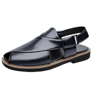 Herren-Sandalen in Übergröße, glänzendes Schwarz, atmungsaktive Cut-Outs, Sommerstil.
