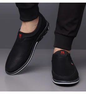 Vista dettagliata delle scarpe casual da uomo nere con design slip-on e suola bianca antiscivolo