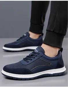 Primer plano de zapatillas de malla transpirable azul marino para hombre con suela blanca