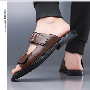 Detaillierte Seitenansicht brauner Herren-Ledersandalen mit stilvollen Riemen und flacher Sohle