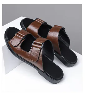 Detailansicht der braunen Retro-Ledersandalen für Herren mit flacher schwarzer Sohle