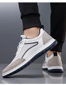 Vista detallada de zapatillas de malla transpirable para hombre con suela azul