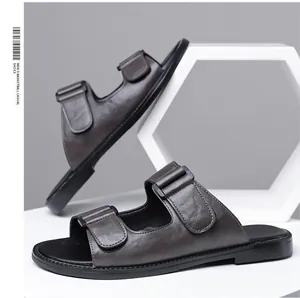 Nahaufnahme von dunkelgrauen Herren-Ledersandalen mit verstellbaren Doppelriemen