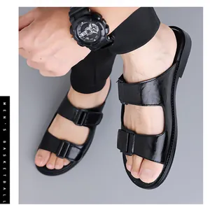 Detailansicht der schwarzen Retro-Ledersandalen für Herren mit verstellbaren Doppelschnallen