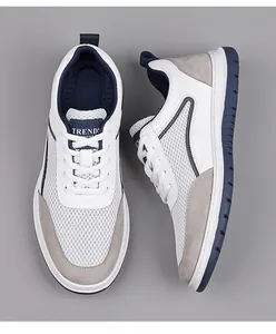 Vista detallada de zapatillas de malla transpirable para hombre en colores blanco y gris