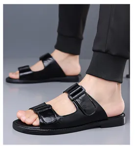 Detailansicht der schwarzen Herren-Sandalen mit zwei Riemen und verstellbaren Schnallen