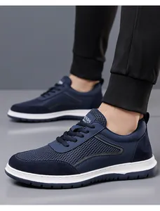 Primer plano de zapatillas de malla transpirable para hombre en azul marino con suela