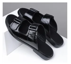 Detailansicht der schwarzen glänzenden Herren-Sandalen mit doppelten Schnallenriemen.