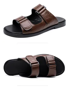 Klassische braune Herren-Leder-Sandalen mit verstellbaren Schnallen auf weißem Grund