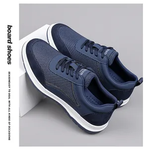 Detalle de zapatos náuticos de malla transpirable azul marino con paneles de gamuza