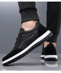Detalle de la malla transpirable y el cuero negro en las zapatillas de hombre.