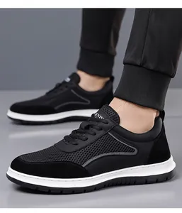 Detalle lateral de zapatillas casuales de malla negra transpirable con suela blanca