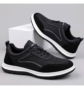 Primer plano de zapatillas negras de malla transpirable para hombre con suelas blancas
