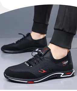 Vista lateral de zapatos casuales para hombre negros perforados y transpirables con toques rojos.
