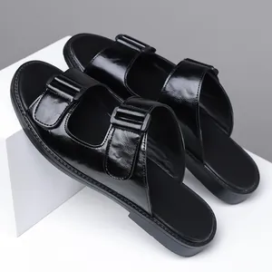Moderne schwarze Herren-Flachsandalen mit zwei verstellbaren Schnallenriemen für den Sommer