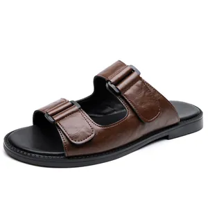 Klassische braune Leder-Sandalen für Herren mit verstellbaren Riemen und flacher Sohle
