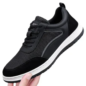 Zapatillas deportivas casuales de malla para hombre en negro con suela blanca