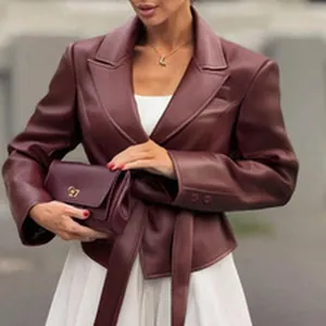 Primo piano di un'elegante giacca a portafoglio bordeaux in similpelle con cintura