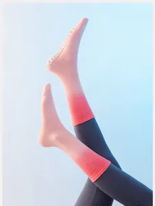 Detail van roze gradiënt yogasokken met antislip siliconen stippen op de zolen