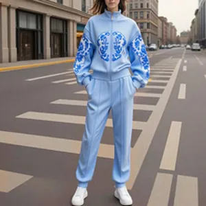 Vista completa di una tuta azzurra alla moda con ricami blu in una strada urbana moderna