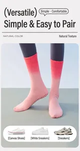 Detailopname van roze gradiënt yoga sokken met antislip siliconen grippers op de zolen.