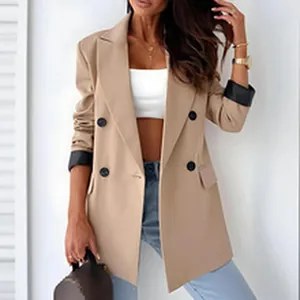 Elegante blazer doppiopetto kaki da donna con polsini neri e crop top bianco