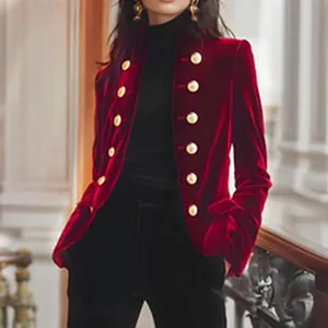 Dettaglio di un lussuoso blazer in velluto bordeaux con bottoni dorati a doppiopetto