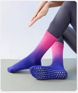 Gedetailleerd overzicht van roze en paarse gradiënt yoga sokken met antislip-grip