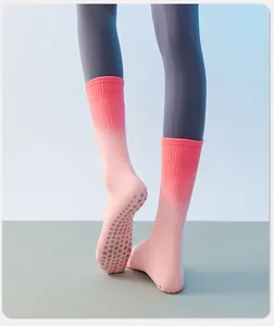 Detail van roze gradiënt yoga sokken met anti-slip siliconen grip stippen op de zool