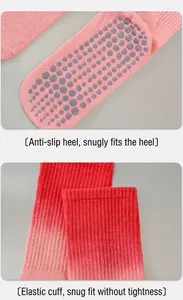 Macro-detail van antislip siliconen grips en de geribbelde elastische boord van yoga sokken