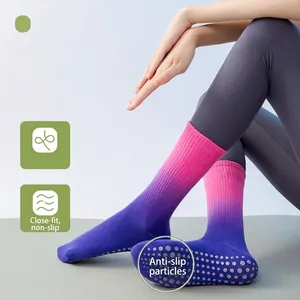 Professionele antislip yogasokken voor dames met een roze naar paars verloop