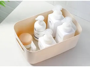 Vista detallada de una caja de almacenamiento de plástico crema con productos de cuidado