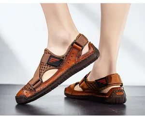 Detaillierte Seitenansicht der braunen Outdoor-Sandalen für Herren aus Mesh-Gewebe