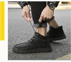 Gros plan sur des chaussures d'extérieur pour hommes avec semelles antidérapantes cousues