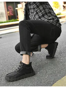 Vue détaillée de chaussures décontractées noires montantes cousues main sur modèle.
