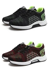 Vue détaillée des baskets de course en maille en noir et rouge