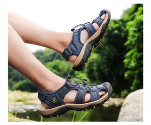 Zijaanzicht van ademende heren lederen sandalen met verstelbare riemen en zolen