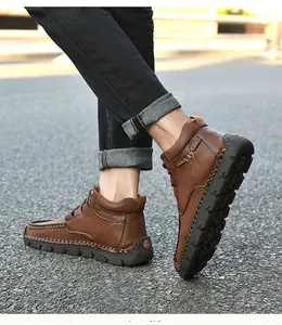 Vue lifestyle de chaussures de randonnée décontractées mi-hautes cousues main pour hommes