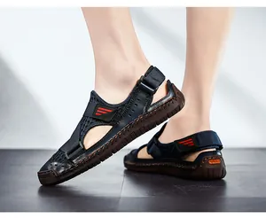 Nahaufnahme der atmungsaktiven Herren-Mesh-Sandalen mit strapazierfähiger Gummisohle in Blau
