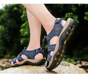 Gedetailleerd overzicht van ademende leren strandsandalen voor heren in de natuur