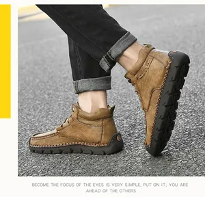 Gros plan de chaussures décontractées en cuir marron avec semelles antidérapantes cousues main