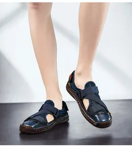 Detailansicht von blauen Mesh-Sandalen mit verstellbaren Riemen für Herren
